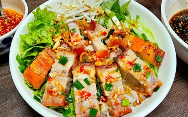 Bún Trộn Heo Quay - Huỳnh Thúc Kháng