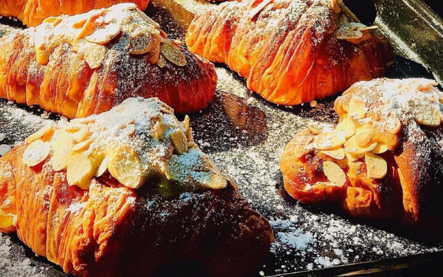 Breakfast 18 - Egg Benedict Croissant - 18 Hoàng Kế Viêm