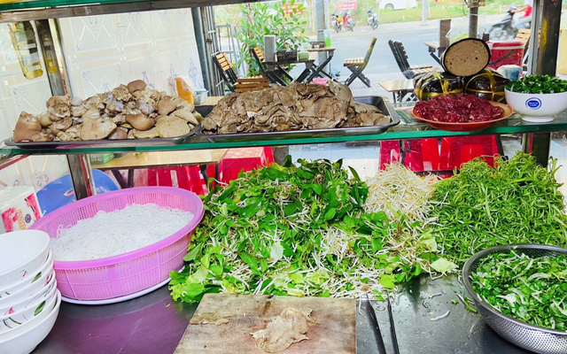 Trứng Cá - Bún Bò Huế - Chợ Bình Khánh