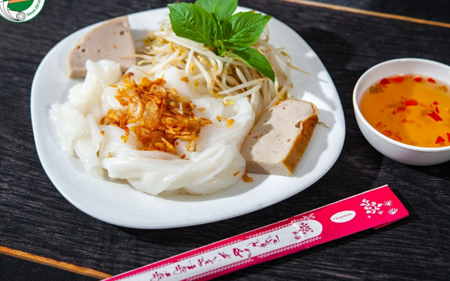 Cô Tuyết - Bánh Ướt Nóng - Biên Hòa