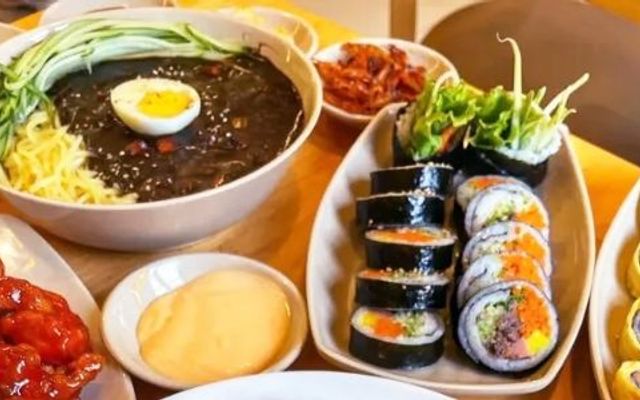 Tiệm Ăn Vặt Heo Mắt Hí