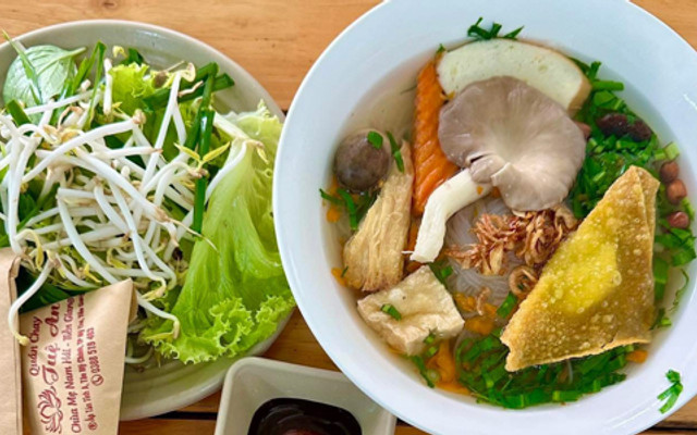 Quán Chay Tuệ An - Cơm Sườn Bì Chả Chay