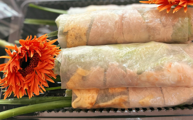 Nước Ép Và Gỏi Cuốn Chi Chi - Bùi Văn Hoà