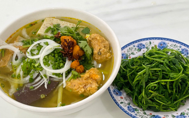 Cô Ánh - Bánh Canh Chả Huế