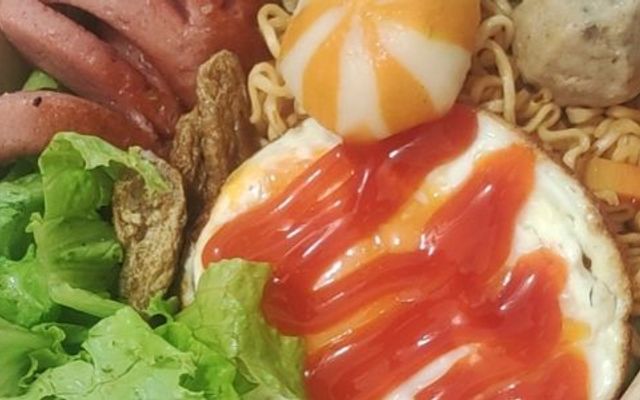 Sandwich & Mì Trộn Trong Hẻm