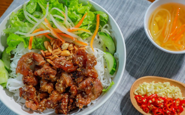 Cơm Phủ Trứng, Bún Thịt Nướng & Mì Ý - Thu Hà