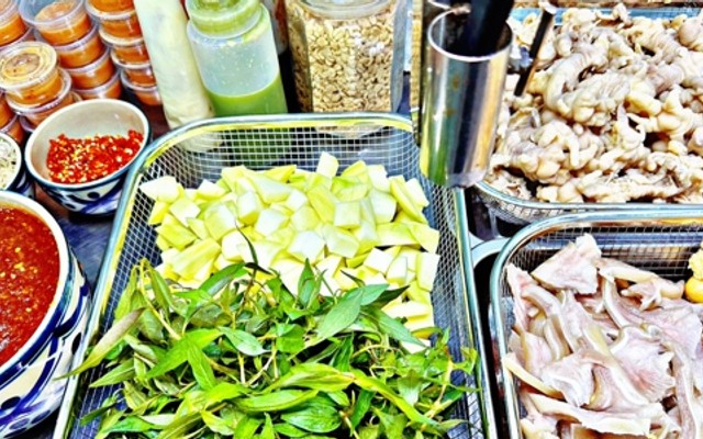 Chân Gà Sốt Thái & Trứng Non - Tôn Đản