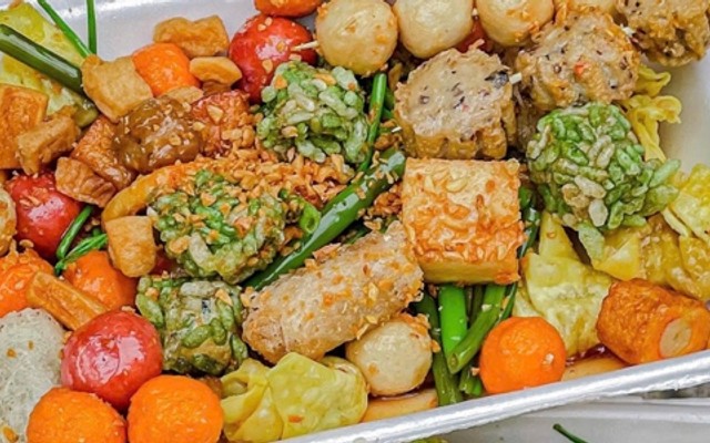Ăn Vặt Cô Năm - Mì Trộn Indomie Tóp Mỡ & Cá Viên Chiên Mắm Tỏi