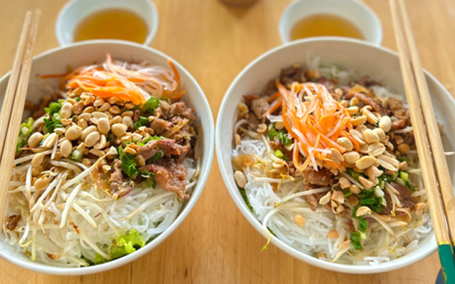 Bún Xào Long Xuyên, Bánh Mì Hấp YoLo