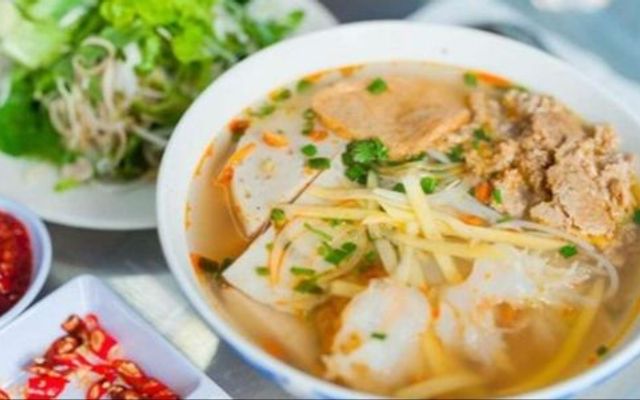 Đặc Sản Riêu Chả Quy Nhơn - Bánh Canh, Bún Chả Cá & Lẩu Gà Lá É