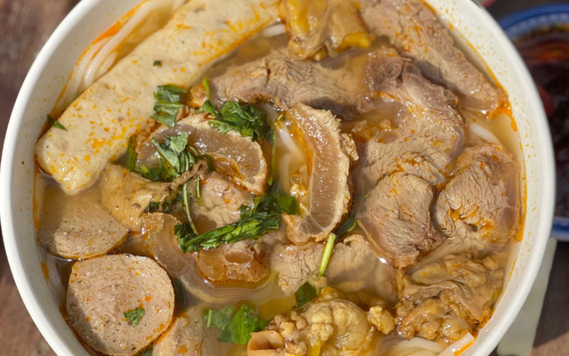 Bún Bò Huế Mỡ Nổi Chị Duyên - Âu Dương Lân
