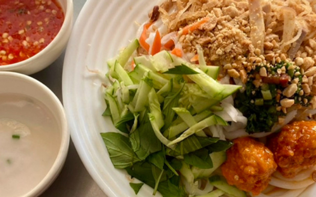 Cô Hiếu - Bánh Tằm Bì Bạc Liêu