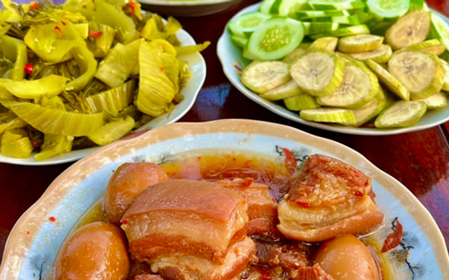 Cơm Trưa Nhà Ngoại - CMT8