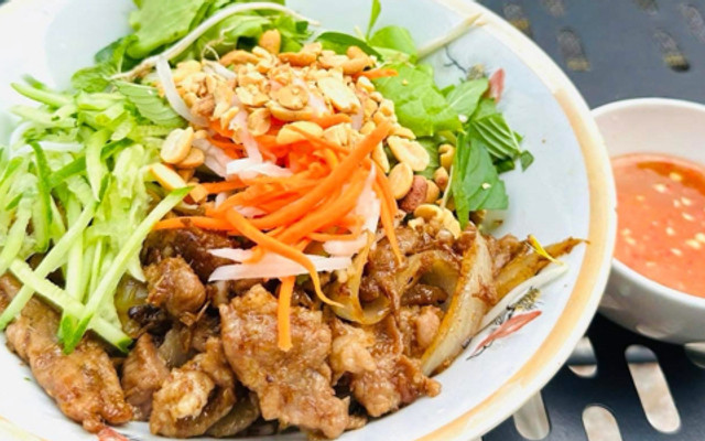 Coffee & Bún Thịt Xào Nhà Tin