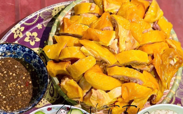 Quán Gà Ủ Muối & Tré Trộn Uyên Nghi - Cách Mạng