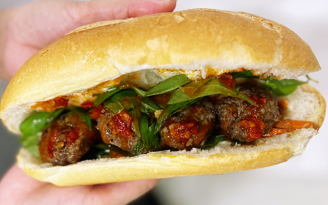 Hai Chị Em Dzuột - Bánh Mì Bò Lá Lốt