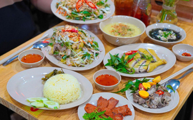 Cơm Gà Hải Nam Tam Kỳ 142 - Cháo, Gỏi, Miến Gà Trộn - 45 Phan Huy Ích