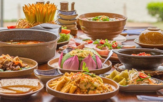 Hoàng Yến Vietnamese Cuisine - Hồ Bán Nguyệt