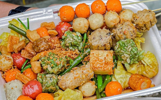 Ăn Vặt Cô Linh - Chân Gà Sốt Thái & Cá Viên Chiên - Nguyễn Trung Trực