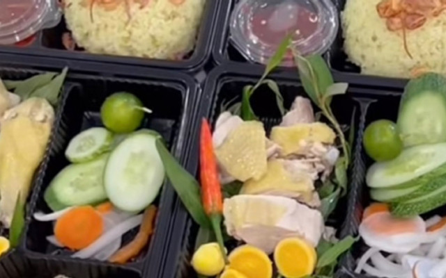 Dung - Cơm Gà Và Bánh Mì Thịt Nướng