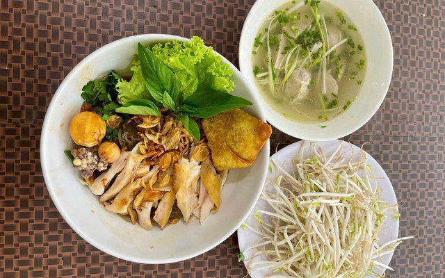 HỦ TIẾU GÀ - LAM ANH - Cách Mạng Tháng 8