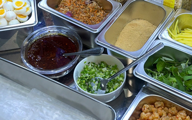 Bánh Tráng Trứng Cút Lòng Đào Tóp Mỡ - Chân Gà Xốt Thái Nà Ní