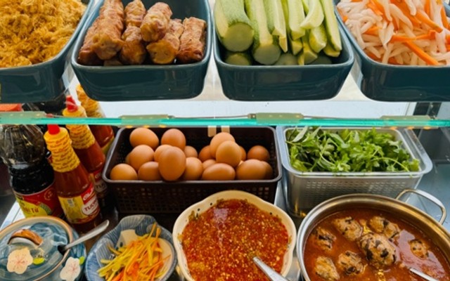 Bánh Mì Chả Cá Nóng, Sâm Bí Đao & Trà Truyền Thống Bà Nữ