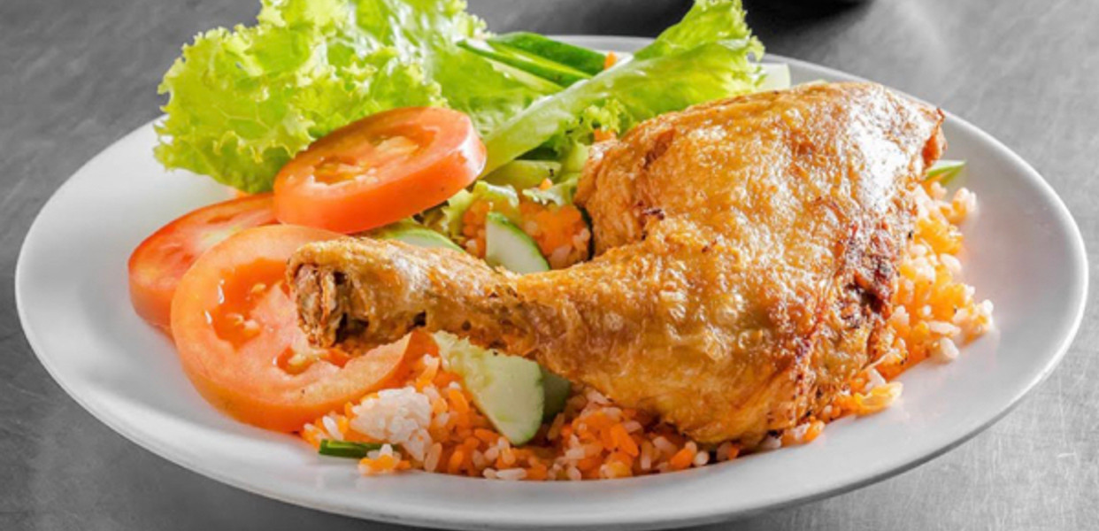MÓN CƠM GÀ XỐI MỠ ĐƯỢC CHẾ BIẾN CÔNG PHU ĐẬM VỊ ĐẶC TRƯNG