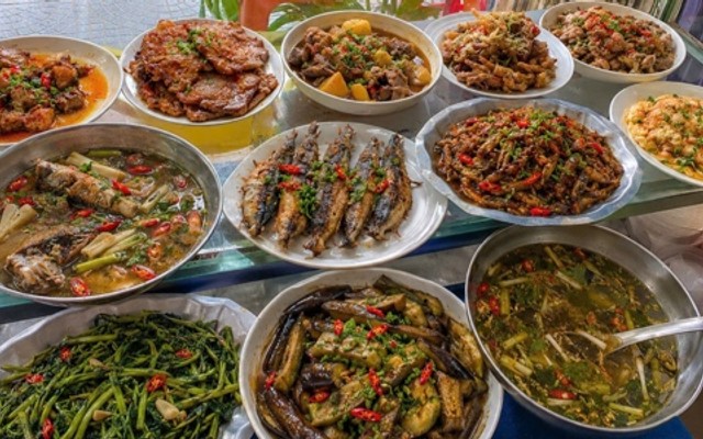 Cơm Bình Dân & Nước Ép - 219 Núi Thành