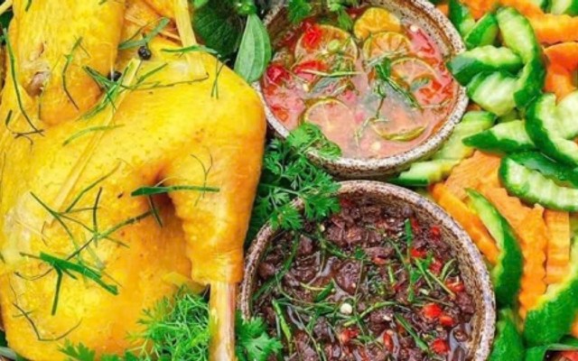 Chân Gà Sốt Thái & Gà Ủ Muối Cô Hà