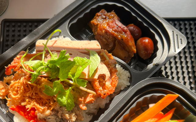 Sáng Hông? - Xôi Thịt Nướng, Bò Kho & Bánh Mì