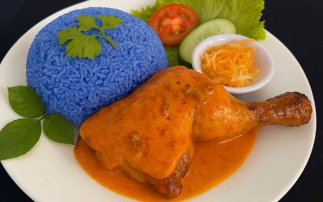 CƠM GÀ XỐI MỠ HOA BIẾC - XÓM CHIẾU