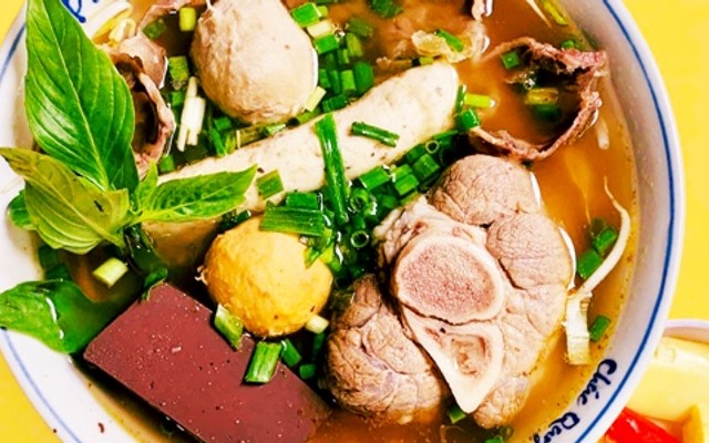 Minh Tú 37 - Bánh Mì Sốt Vang, Phở Sốt Vang & Bún Bò Huế