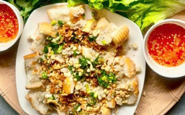 Bánh Mì Hấp, Bún Thịt Xào & Chả Giò Nguyên