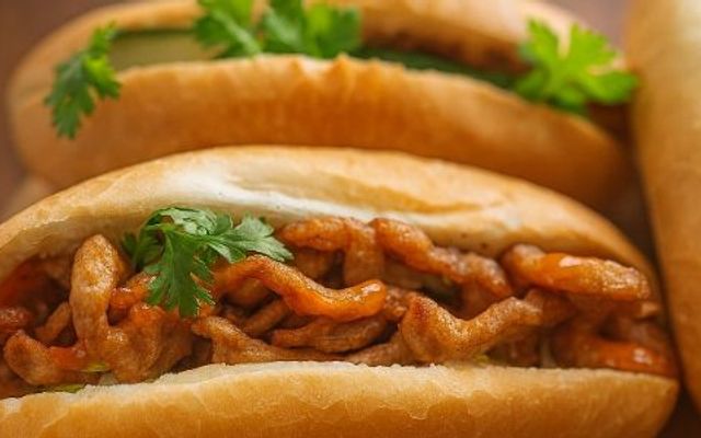 Bánh Mì Chả Cá Nóng Cô Mon