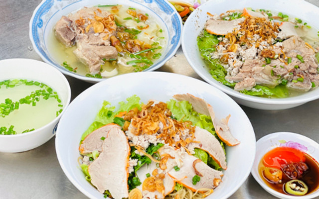 Hai Chị Em - Hủ Tiếu Hoành Thánh & Mì Tươi Xá Xíu Tươi - Trần Khắc Chân