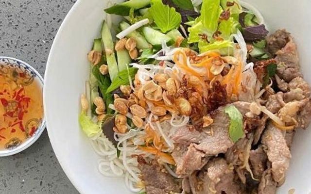 Cơm Tấm Long Xuyên - BÚN Thịt Xào Cô Trinh