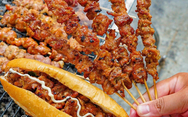 Tiệm Bánh Mì Nhà Xoài - Bánh Mì Thịt Xiên