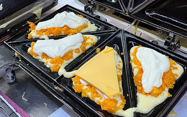 Hotdog 2018 - Hotdog Tam Giác Phô Mai Tan Chảy - 116/16 Thành Thái