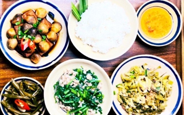 CƠM VĂN PHÒNG - CƠM KHAY GỖ